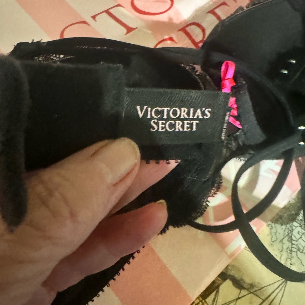 Victoria's Secret Black and Pink Lace Bra - Picture 6 of 7